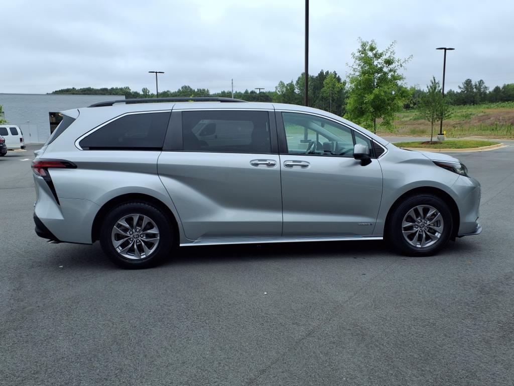 2021 Toyota Sienna XLE photo 18