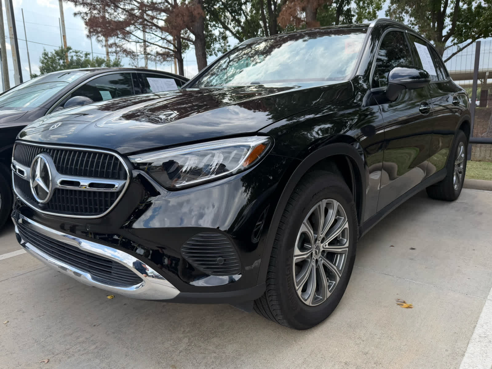 2025 Mercedes Benz GLC 300 photo 2