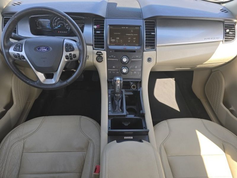2015 Ford Taurus SEL photo 3