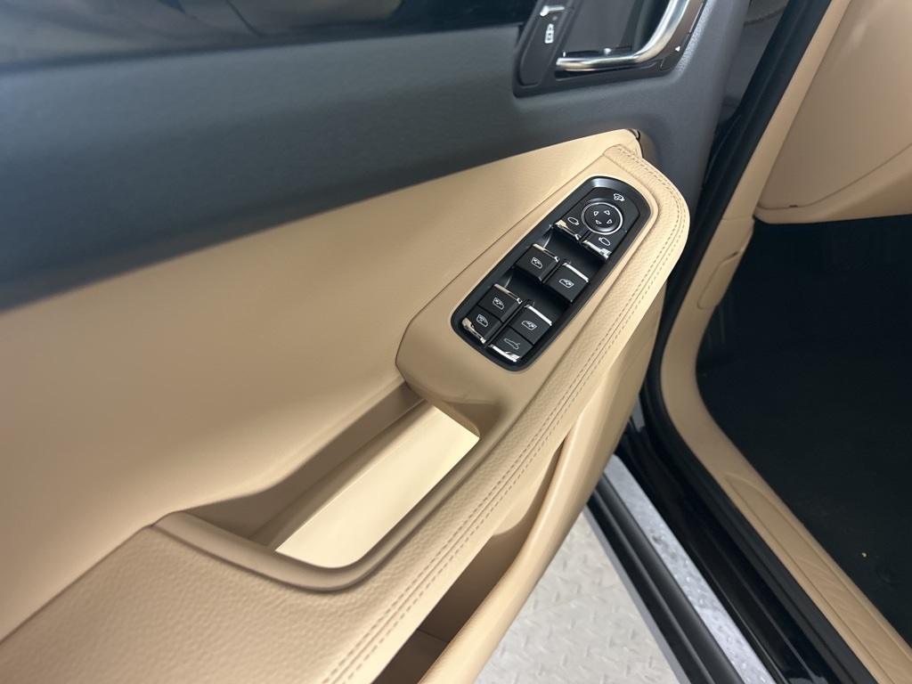 2025 Porsche Macan T photo 9