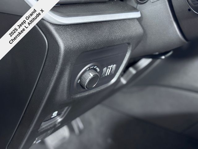 2025 Jeep Grand Cherokee Altitude X photo 17