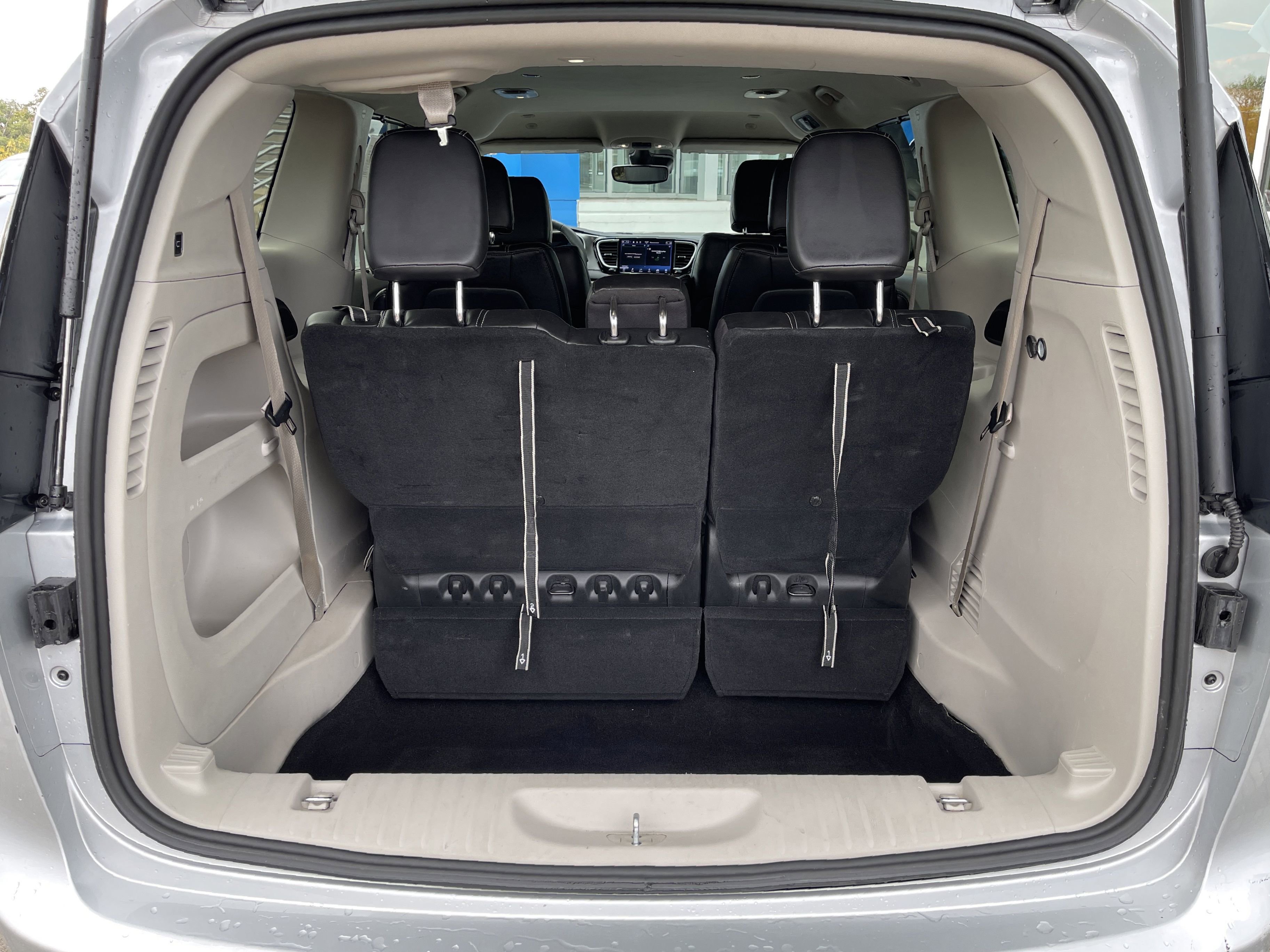 2024 Chrysler Pacifica Touring L photo 2