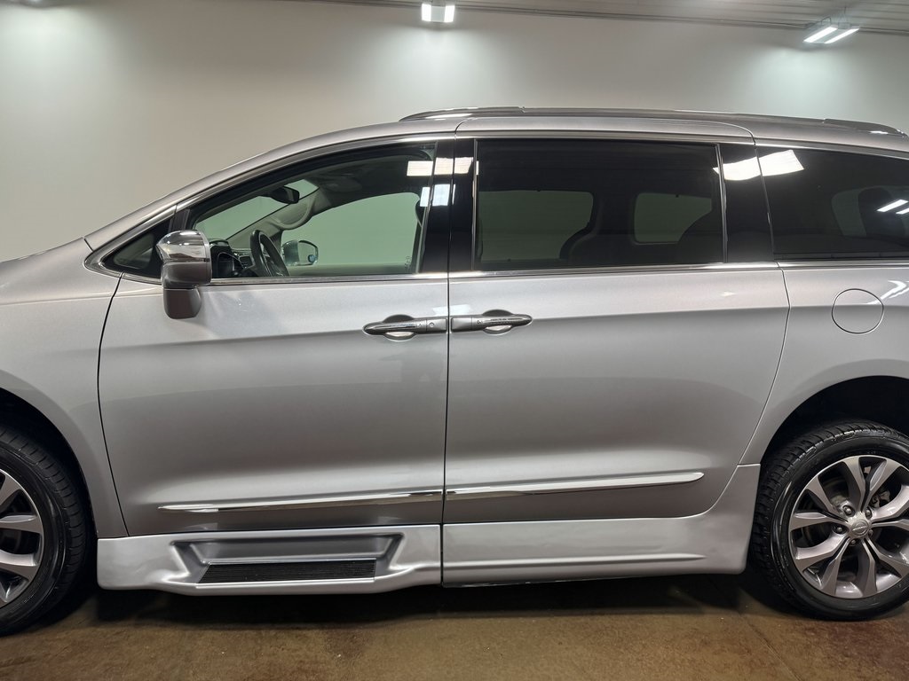 2018 Chrysler Pacifica Limited photo 40