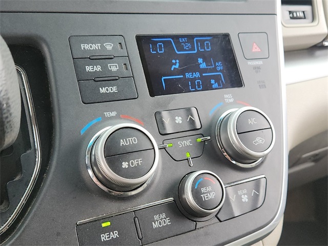 2015 Toyota Sienna LE photo 20