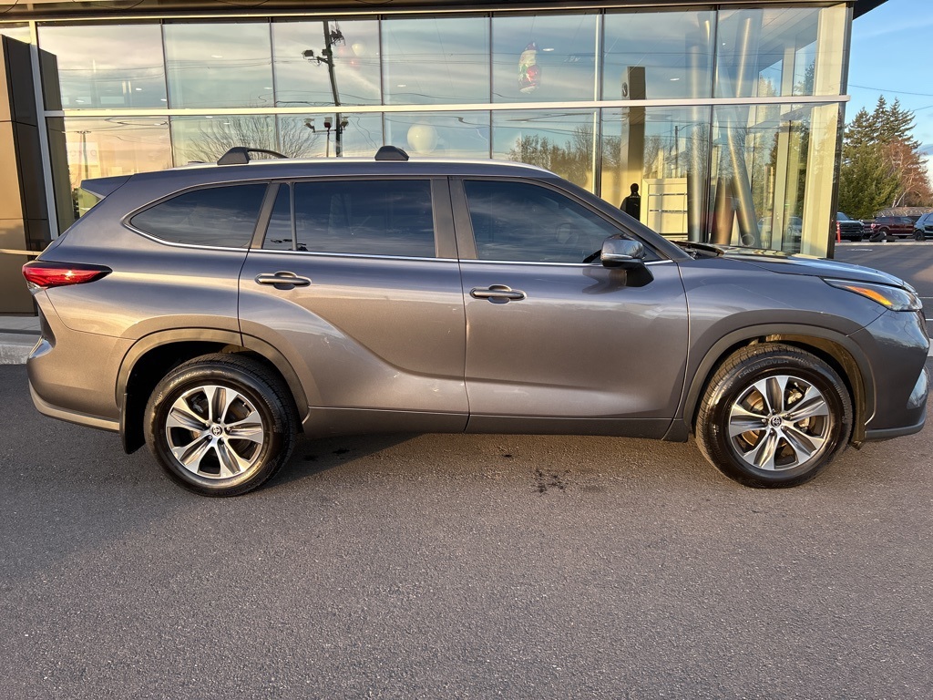 2023 Toyota Highlander L photo 4