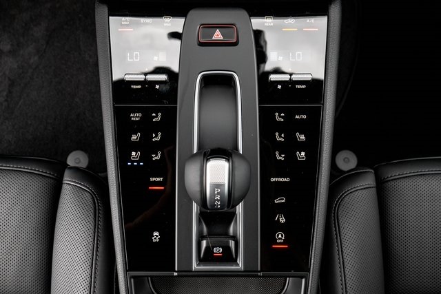 2025 Porsche Macan T photo 17