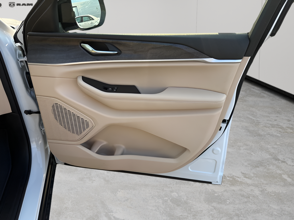 2025 Jeep Grand Cherokee Limited photo 10