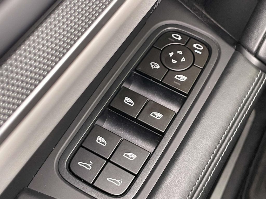 2024 Porsche Cayenne S photo 32