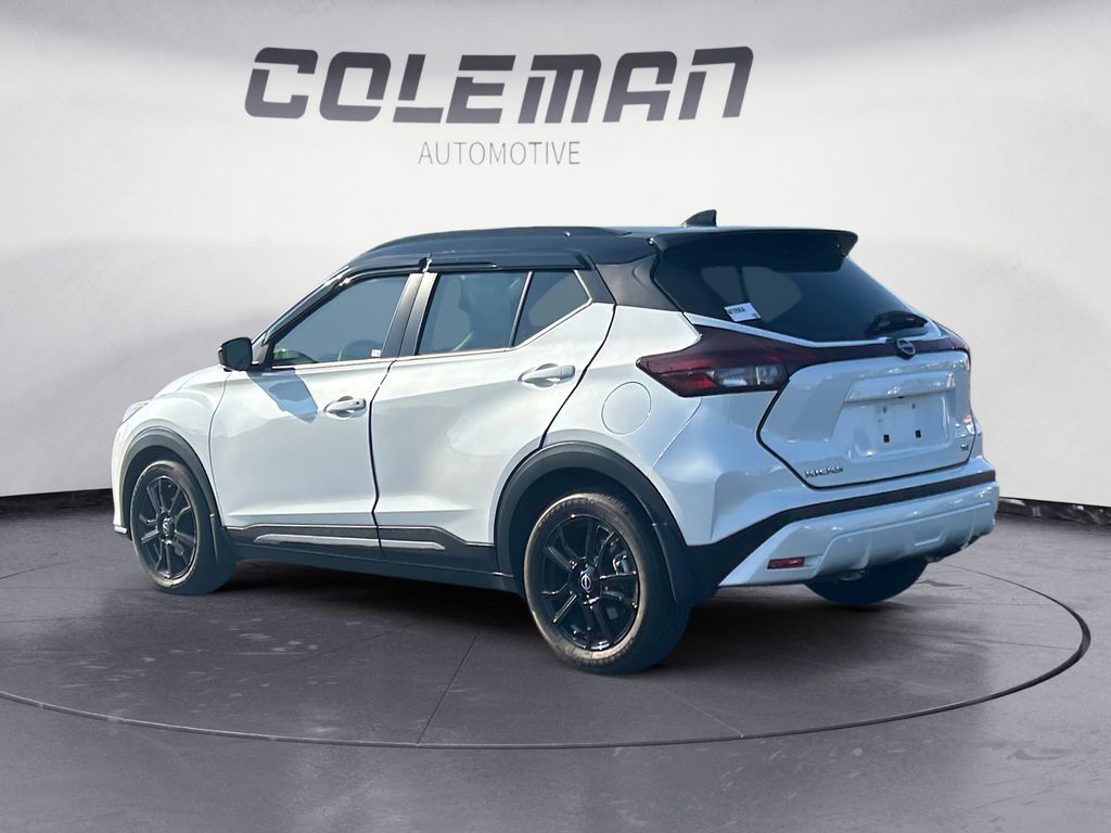 2022 Nissan Kicks SR photo 3