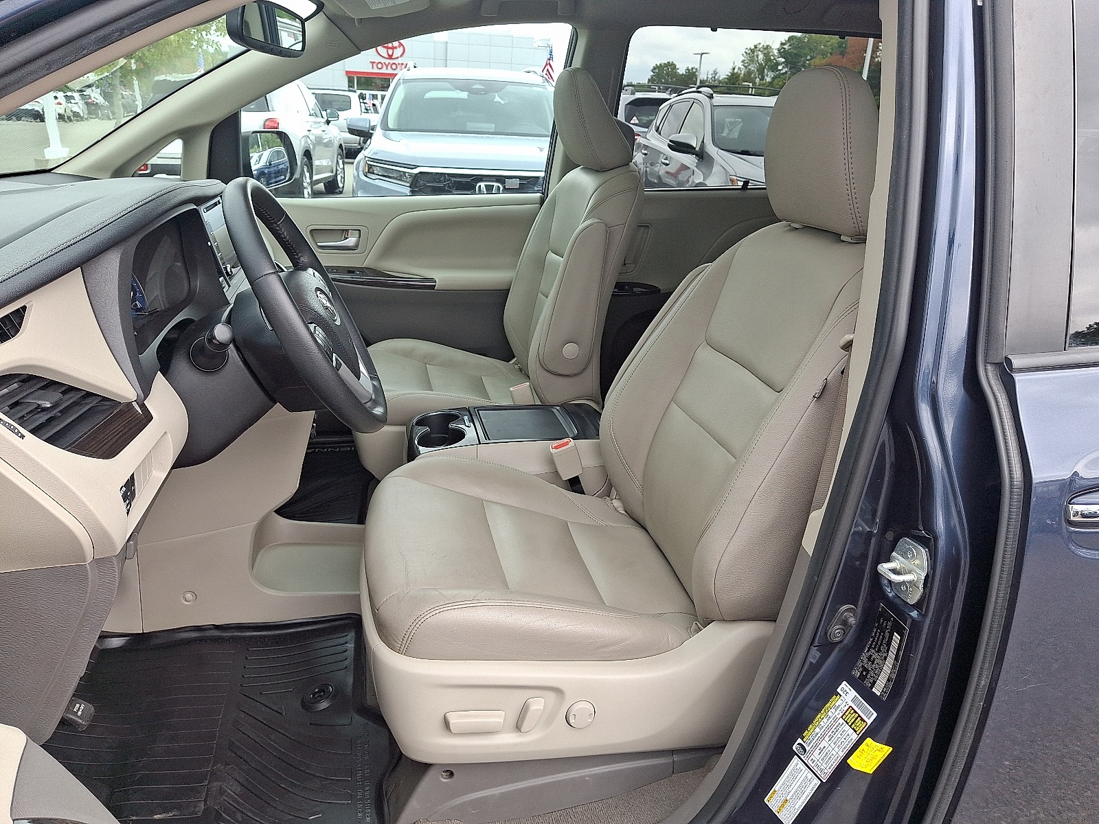 2020 Toyota Sienna XLE photo 16