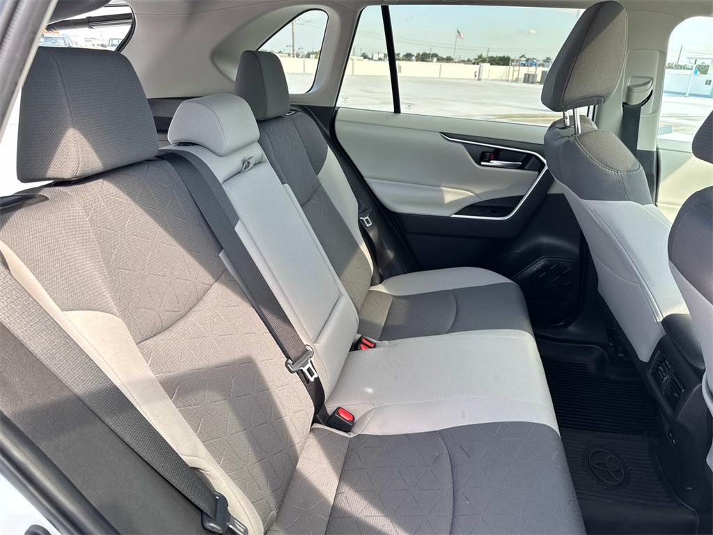 2022 Toyota RAV4 Hybrid XLE photo 8