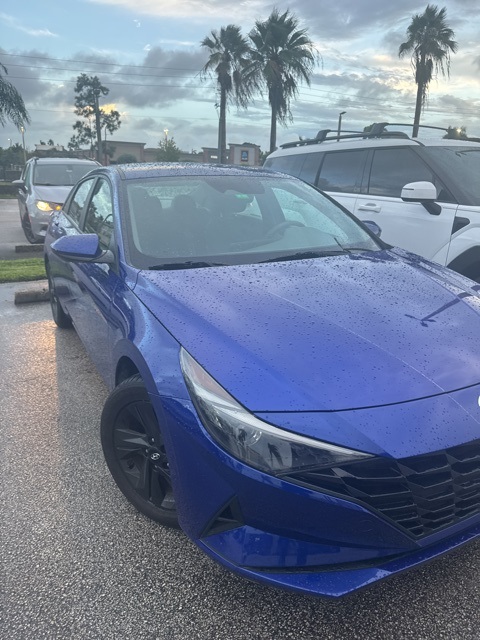 2023 Hyundai Elantra SEL photo 3