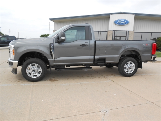 2025 Ford F-350 XLT photo 2