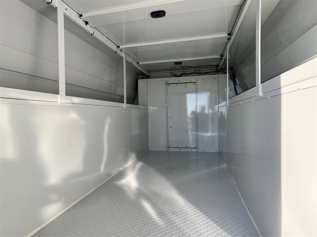 2025 Chevrolet Express Cutaway 3500 photo 4