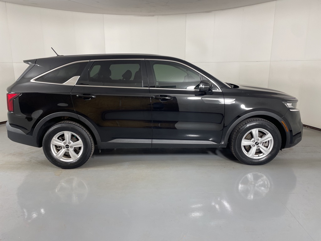 2022 Kia Sorento LX photo 3