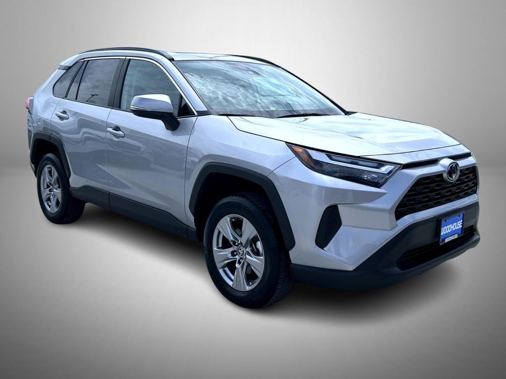 2023 Toyota RAV4 XLE photo 3
