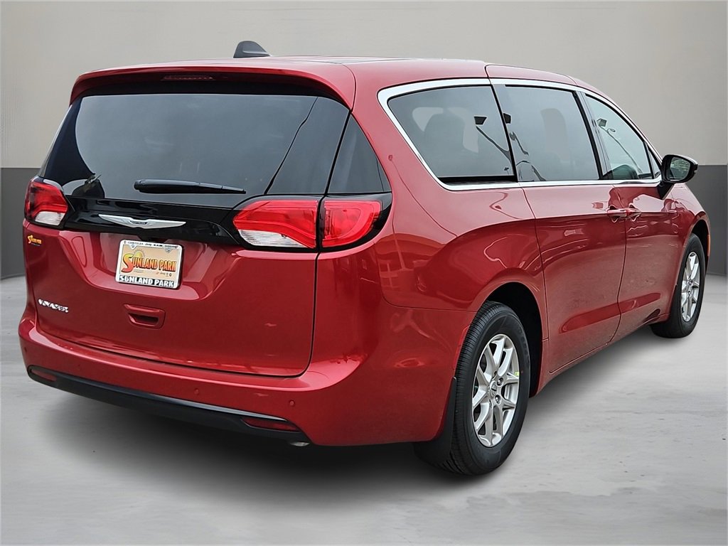 2025 Chrysler Voyager LX photo 3