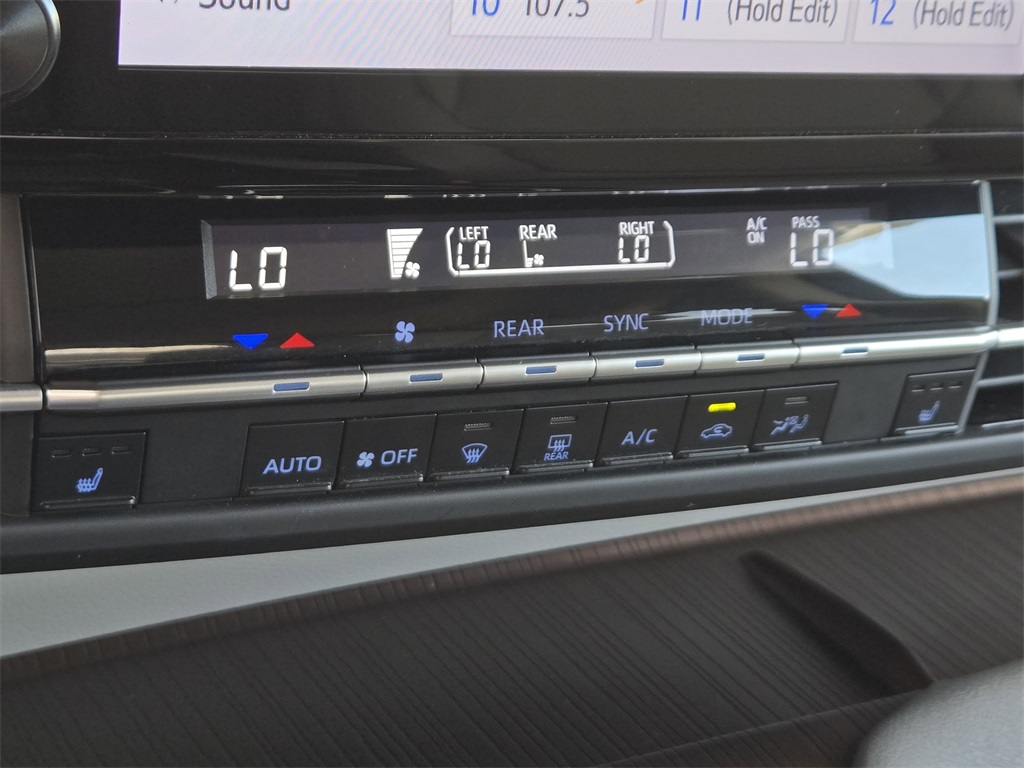 2024 Toyota Sienna XLE photo 16