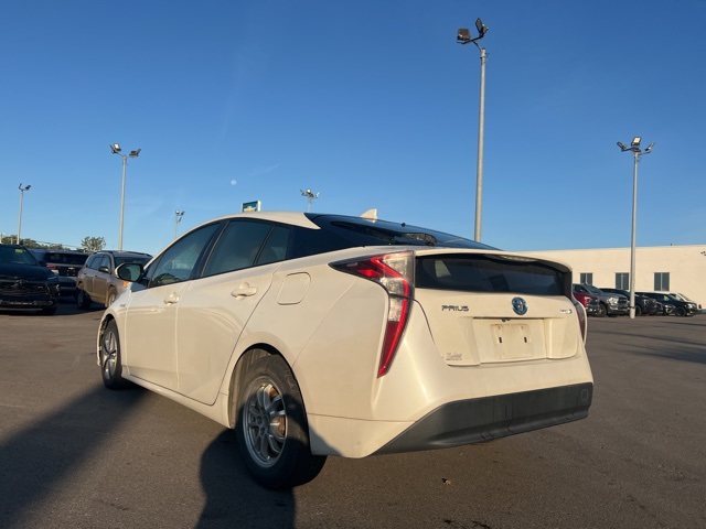 2016 Toyota Prius Four photo 3