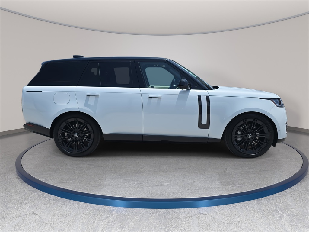 2025 Land Rover Range Rover SE photo 4