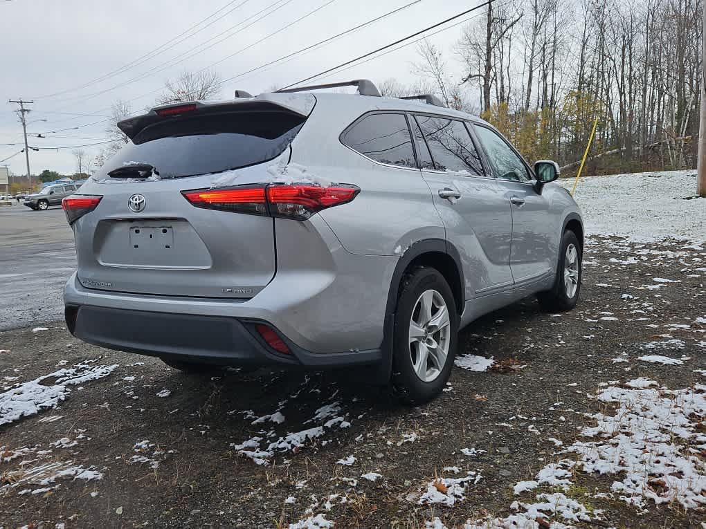 2022 Toyota Highlander LE photo 4