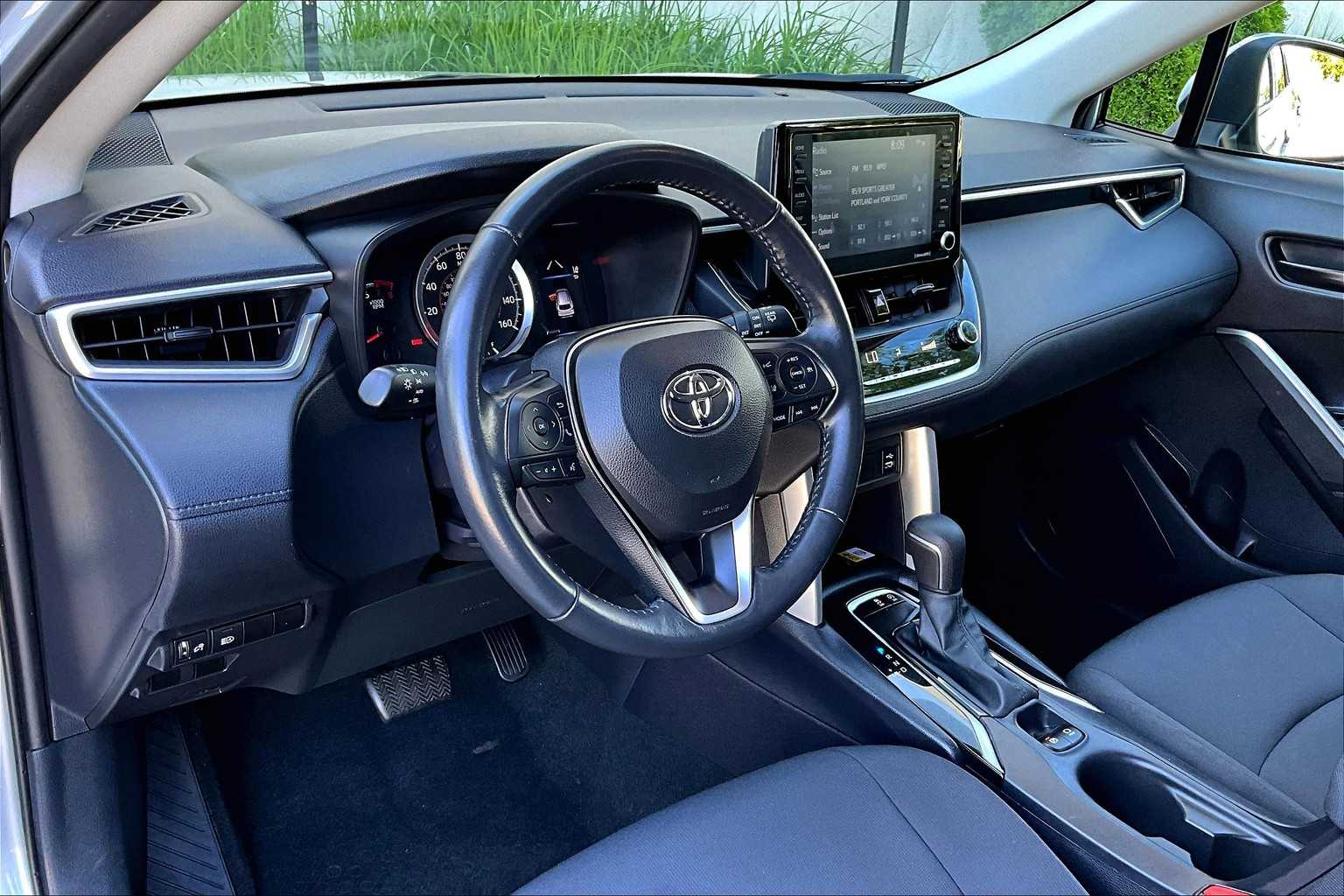 2022 Toyota Corolla Cross LE photo 16