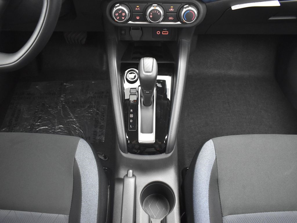 2025 Nissan Versa 1.6 SV photo 12