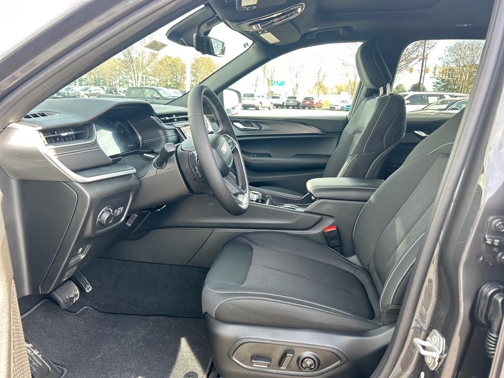 2025 Jeep Grand Cherokee Laredo X photo 2