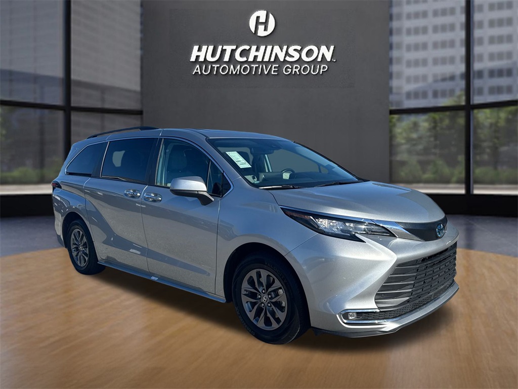 2023 Toyota Sienna XLE's photo