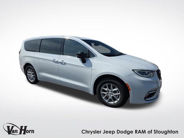 2026 Chrysler Pacifica Select's photo