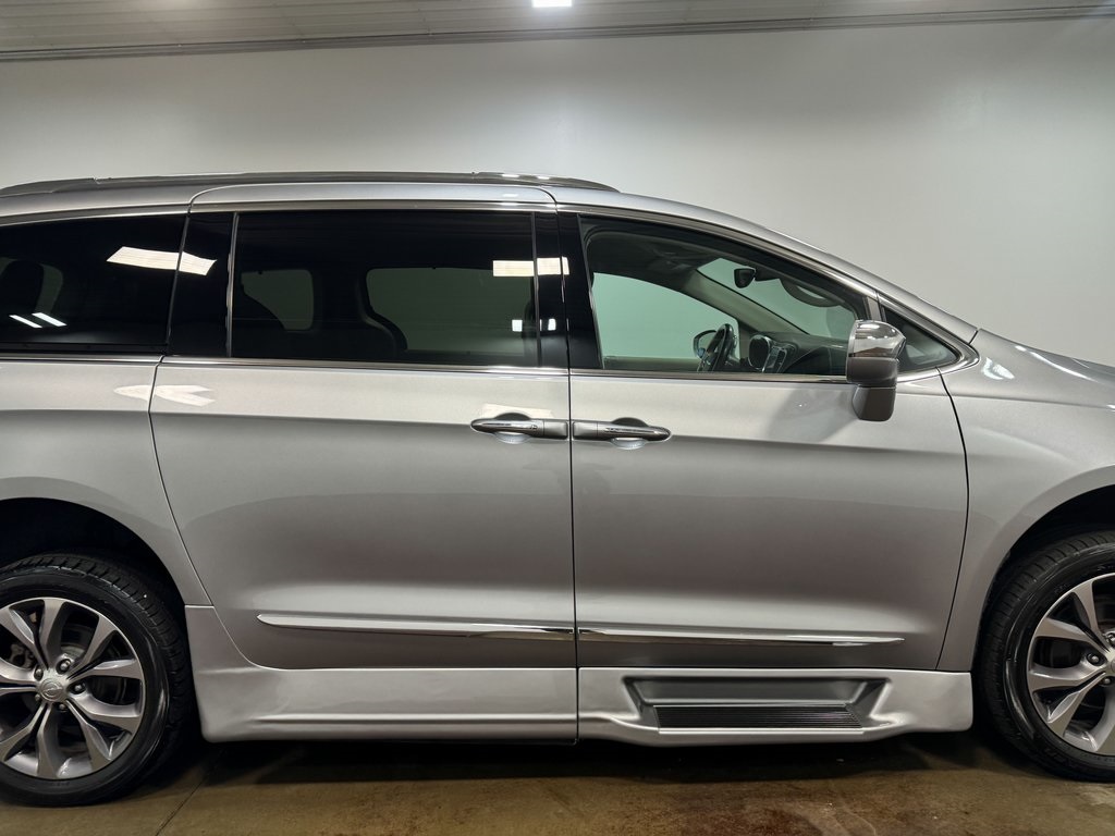 2018 Chrysler Pacifica Limited photo 35