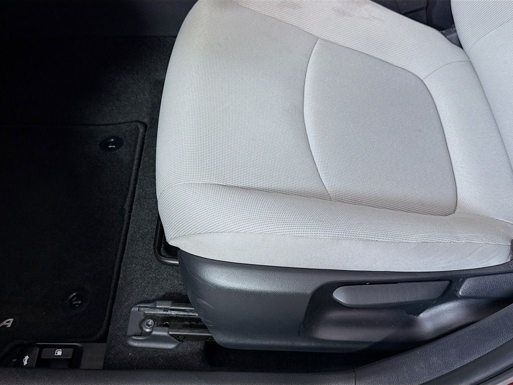 2022 Toyota Corolla LE photo 17