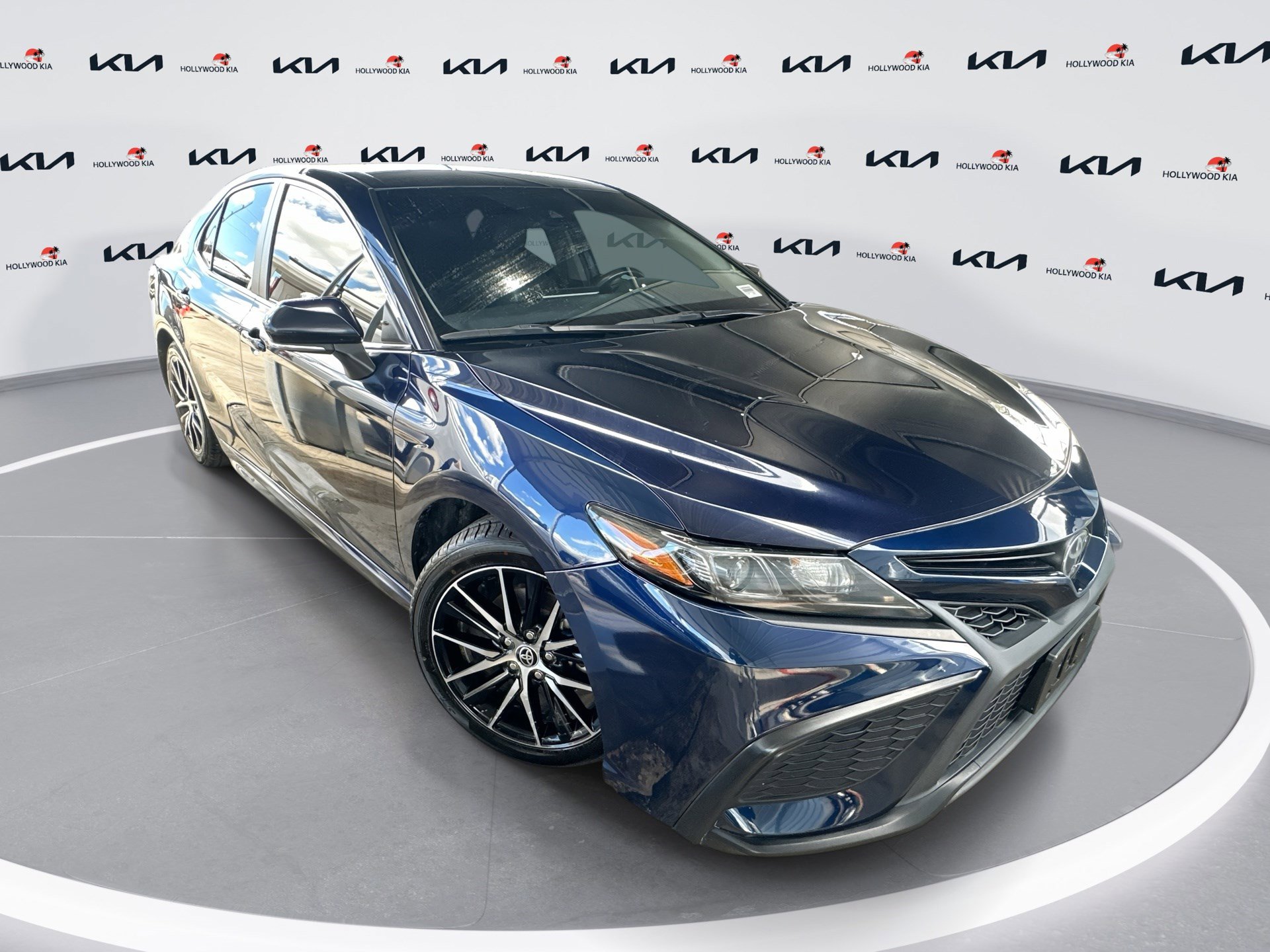 2022 Toyota Camry SE's photo