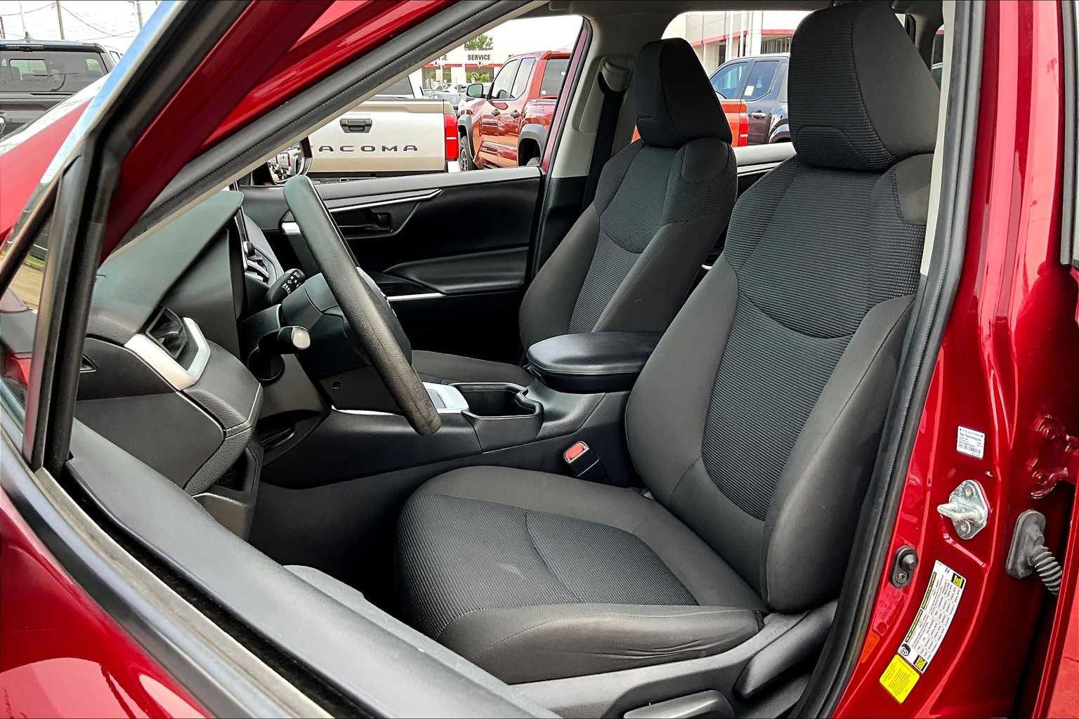 2023 Toyota RAV4 LE photo 7
