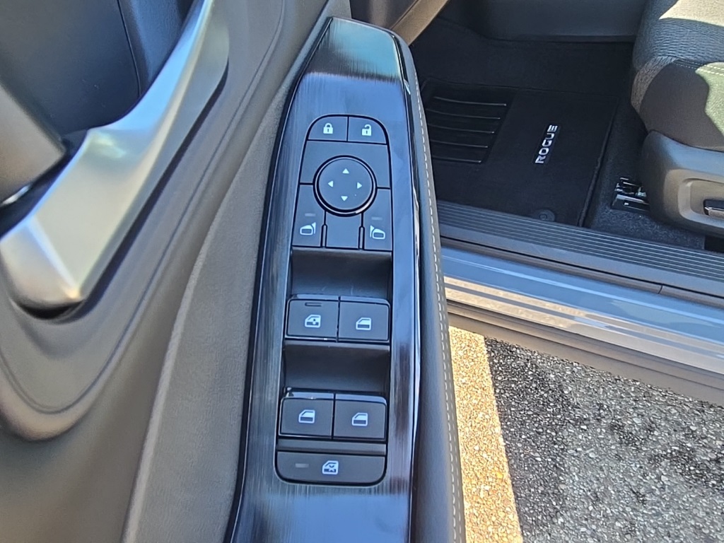 2026 Nissan Rogue SV photo 10