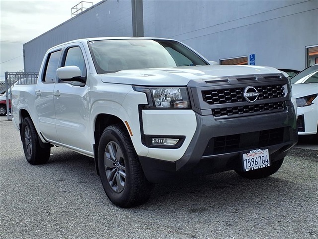 2025 Nissan Frontier SV's photo