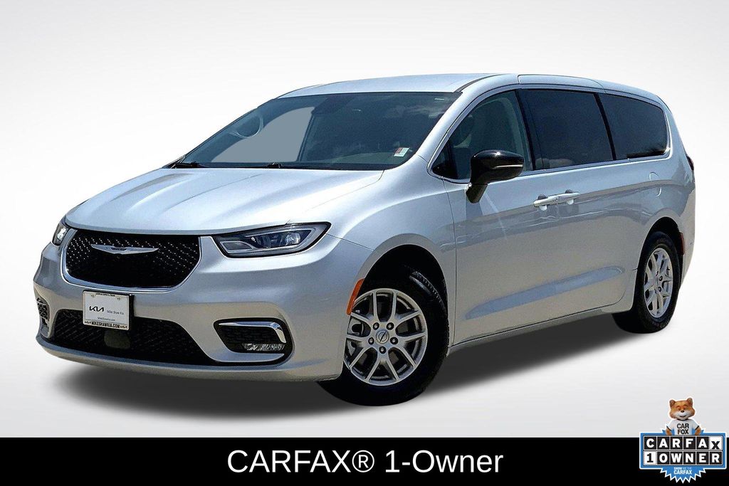 2024 Chrysler Pacifica Touring L photo 2