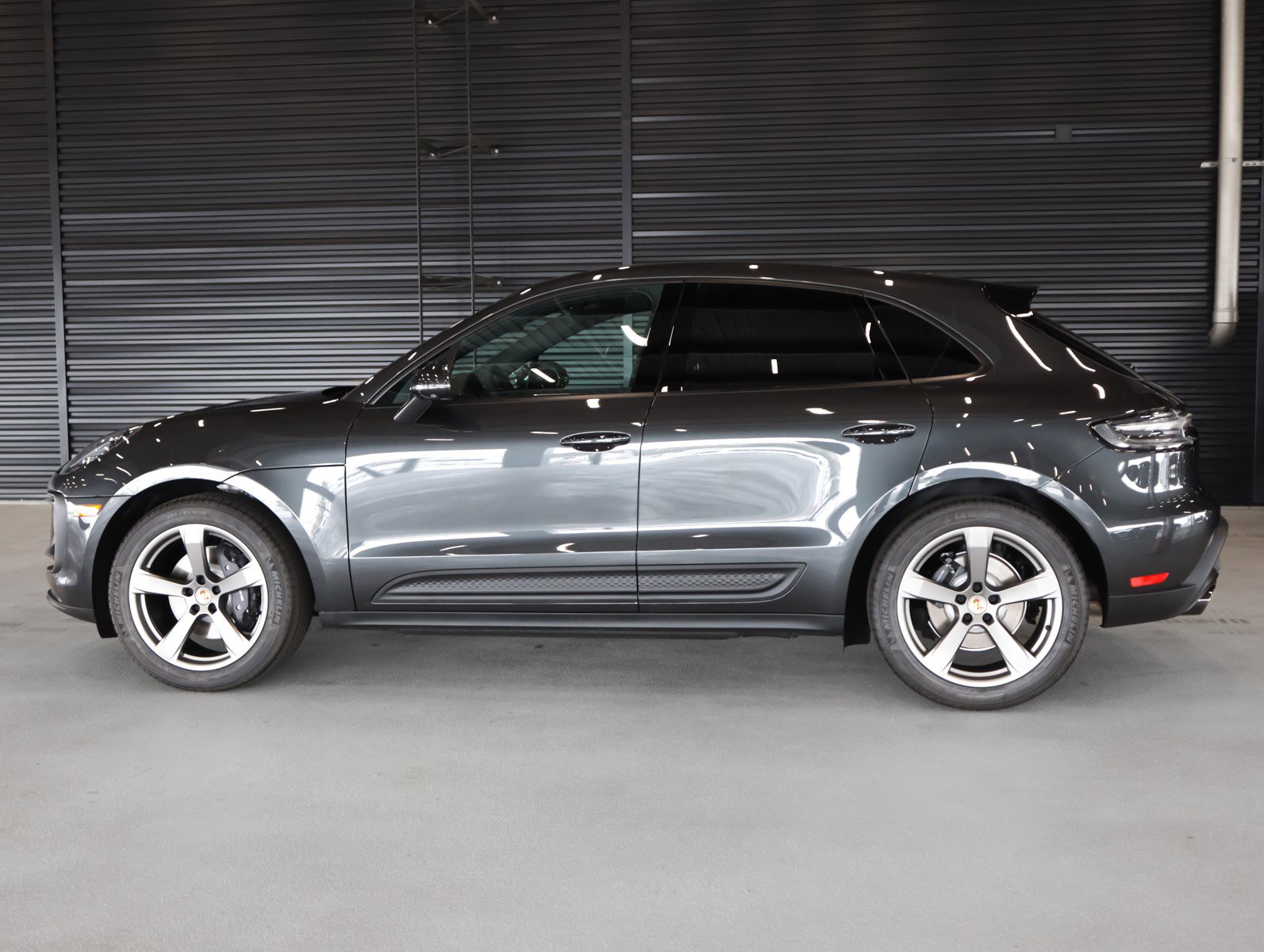 2025 Porsche Macan T photo 2