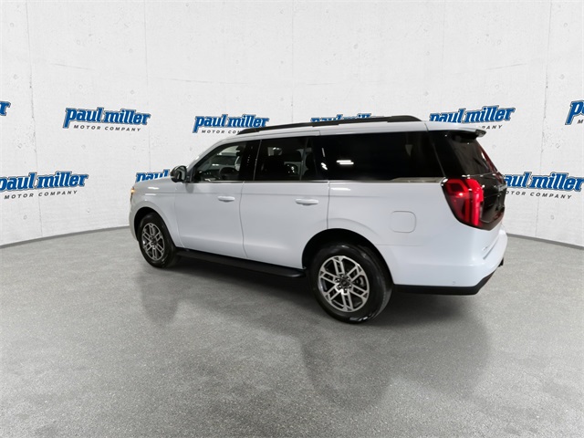 2025 Ford Expedition photo 3