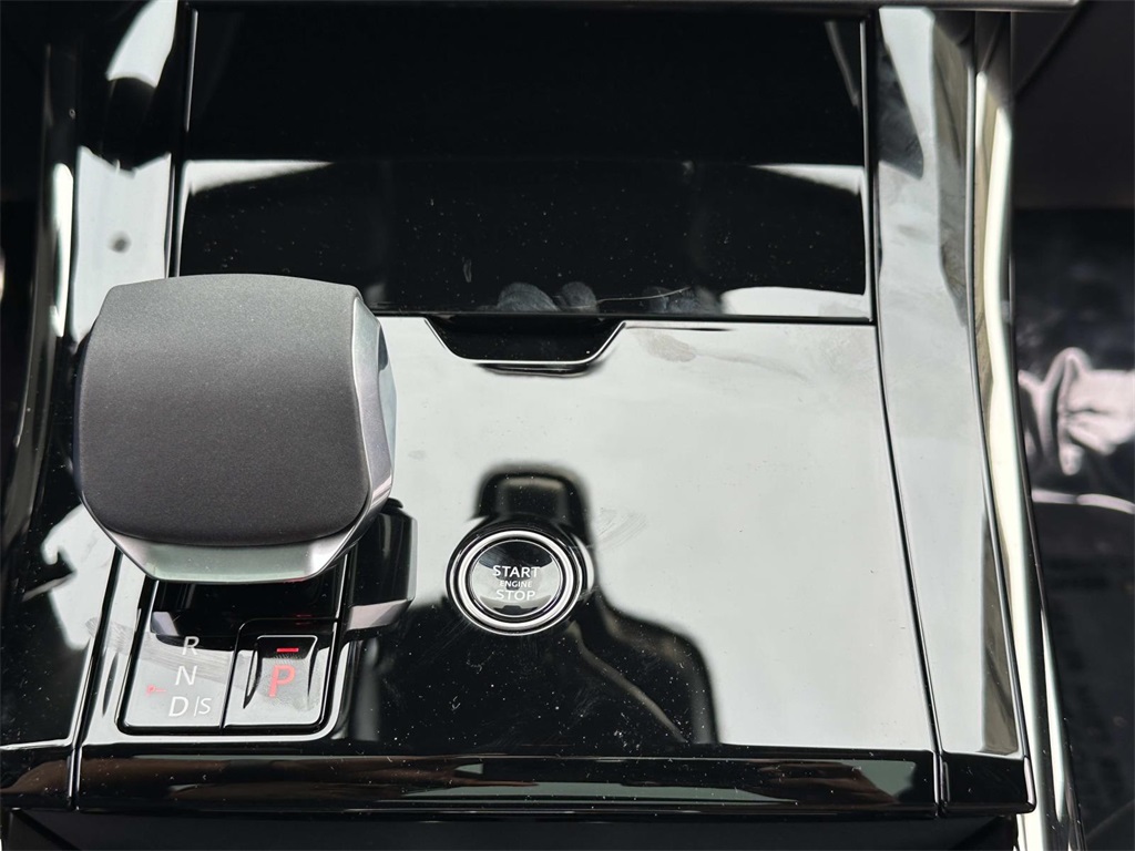 2025 Land Rover Range Rover Sport SE photo 2