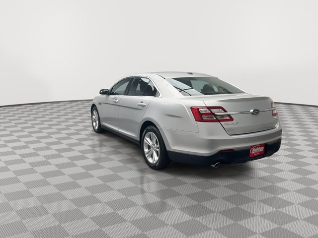 2017 Ford Taurus SEL photo 2