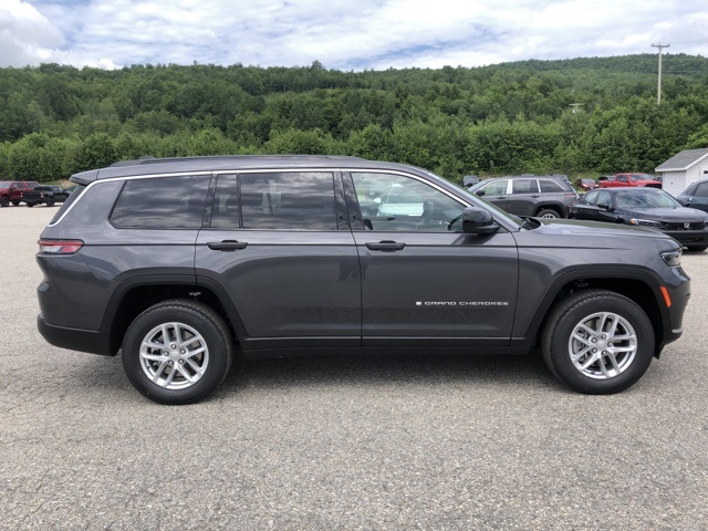 2025 Jeep Grand Cherokee Laredo photo 2
