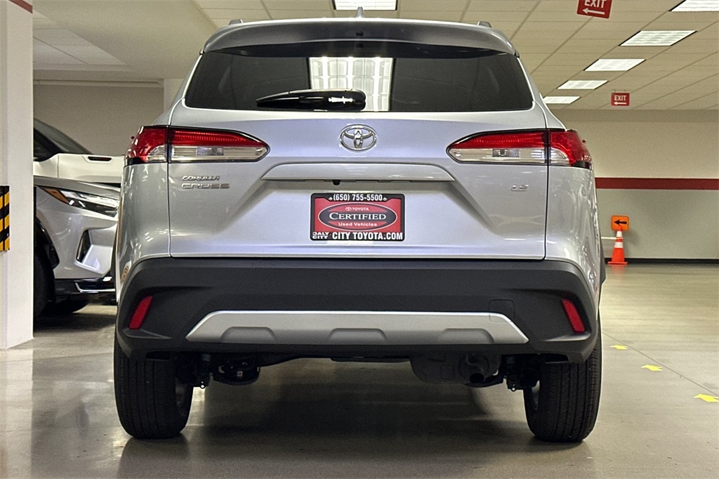 2022 Toyota Corolla Cross LE photo 3