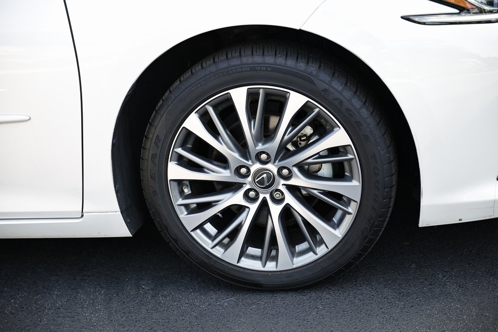 2021 Lexus ES 300h photo 3