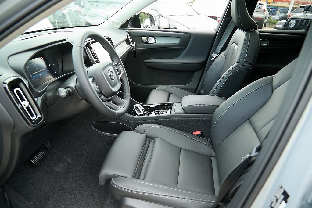 2025 VOLVO XC40 - Image 13