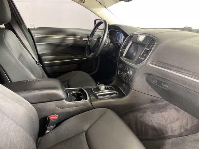 2018 Chrysler 300 Touring photo 14
