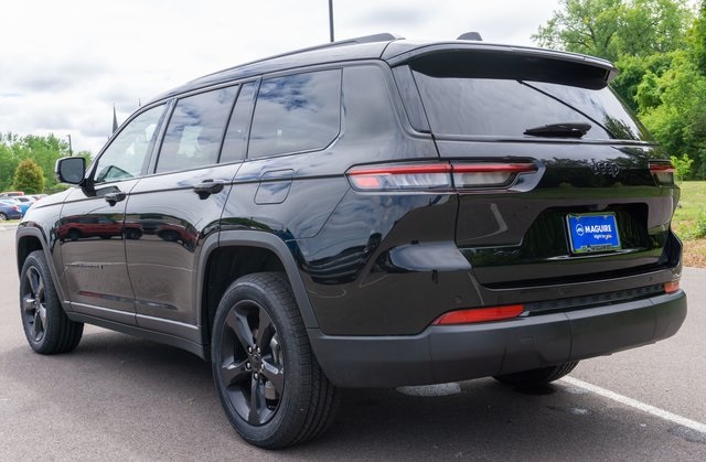 2023 Jeep Grand Cherokee Altitude photo 3