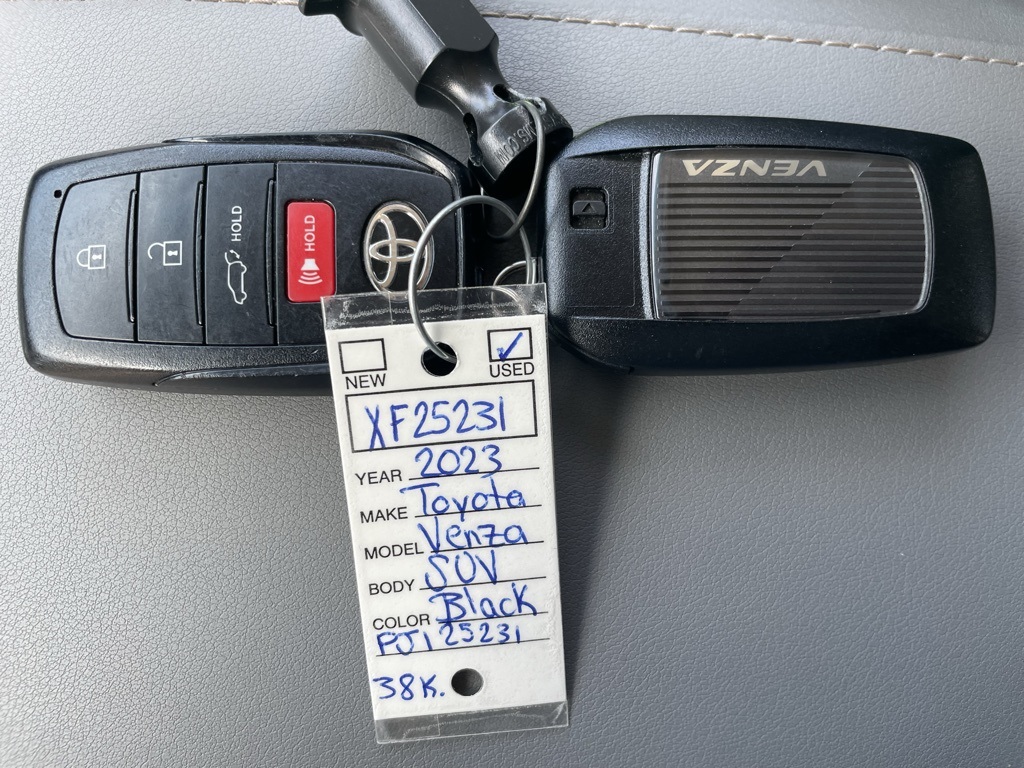2023 Toyota Venza LE photo 20