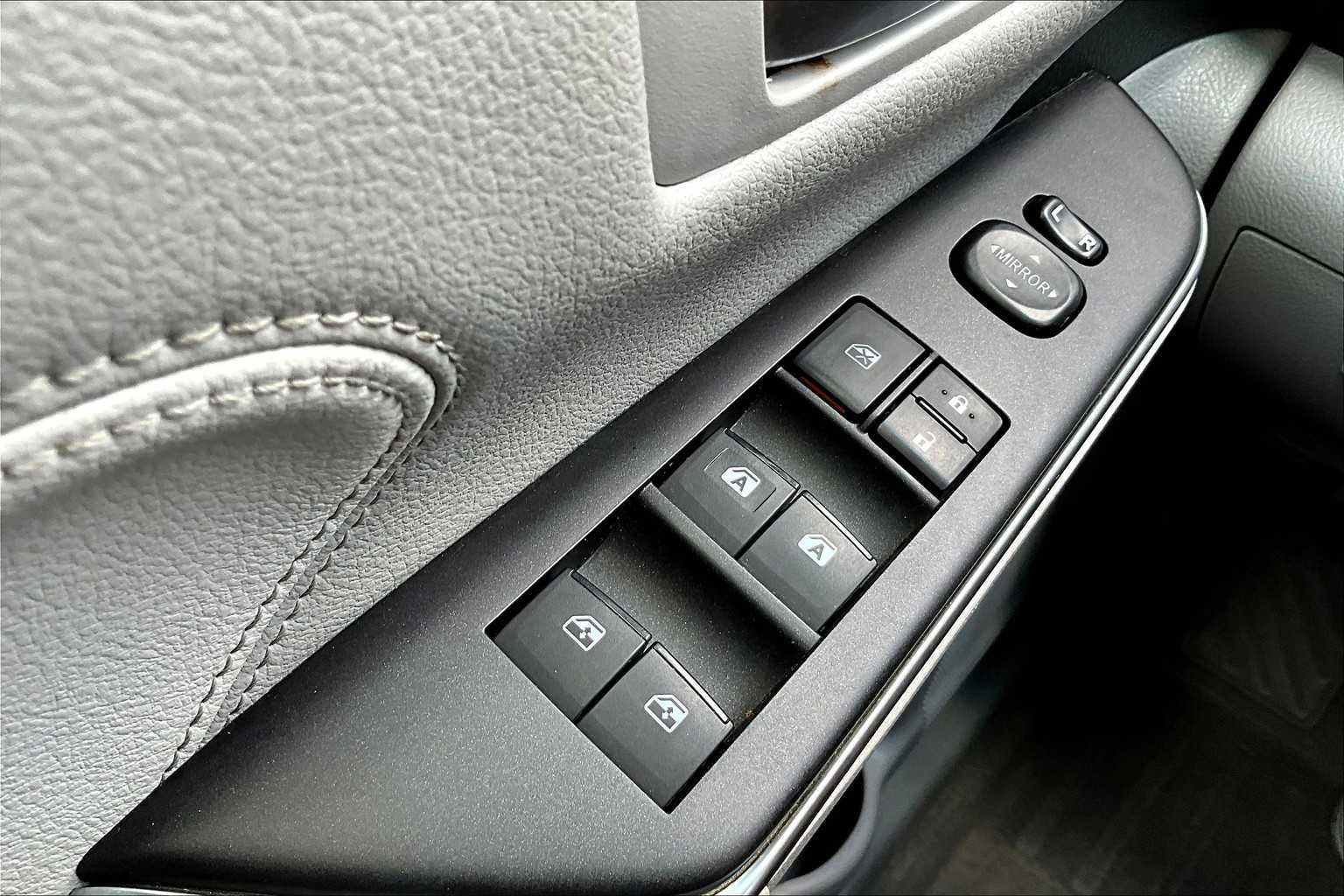 2016 Toyota Camry XLE photo 35