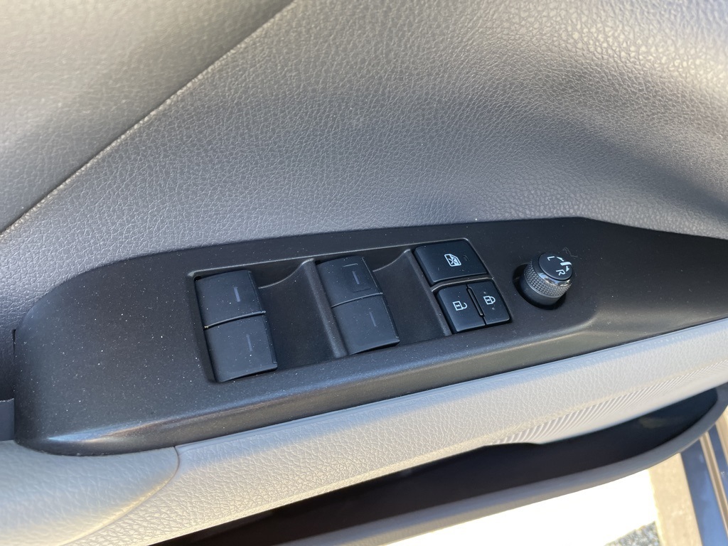 2021 Toyota Camry Hybrid LE photo 5
